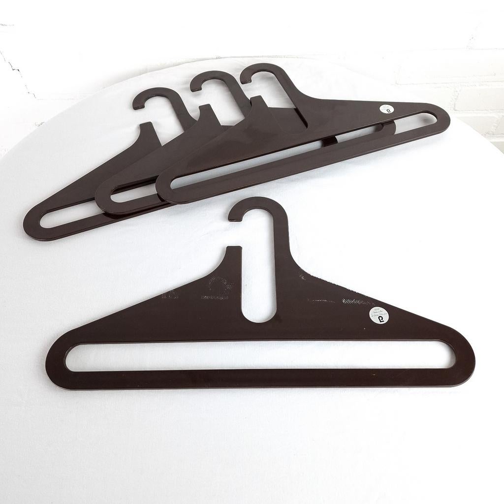 4x Vintage donkerbruin space age kledinghanger Danilo Silves, Kleding | Dames, Kledinghangers, Ophalen of Verzenden, Kunststof