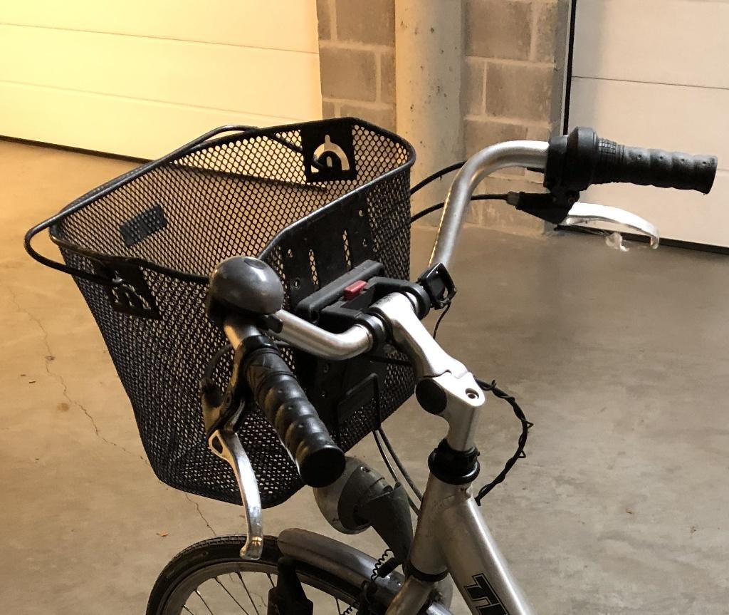 Panier à vélo avec fixation au volant (amovible), Fixation au guidon, Utilisé, Panier de vélo, Enlèvement