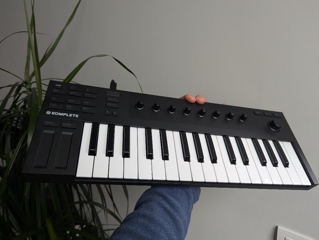 Komplete Kontrol M32, Musique & Instruments, Équipement Midi, Comme neuf, Enlèvement ou Envoi