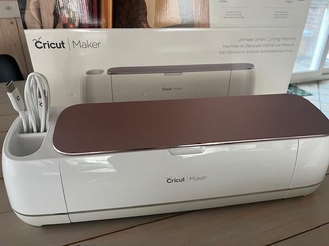 Cricut Maker Snijplotter Rosé, Hobby & Loisirs créatifs, Bricolage, Comme neuf, Machine, Cricut, Plastique, Rouge, Enlèvement