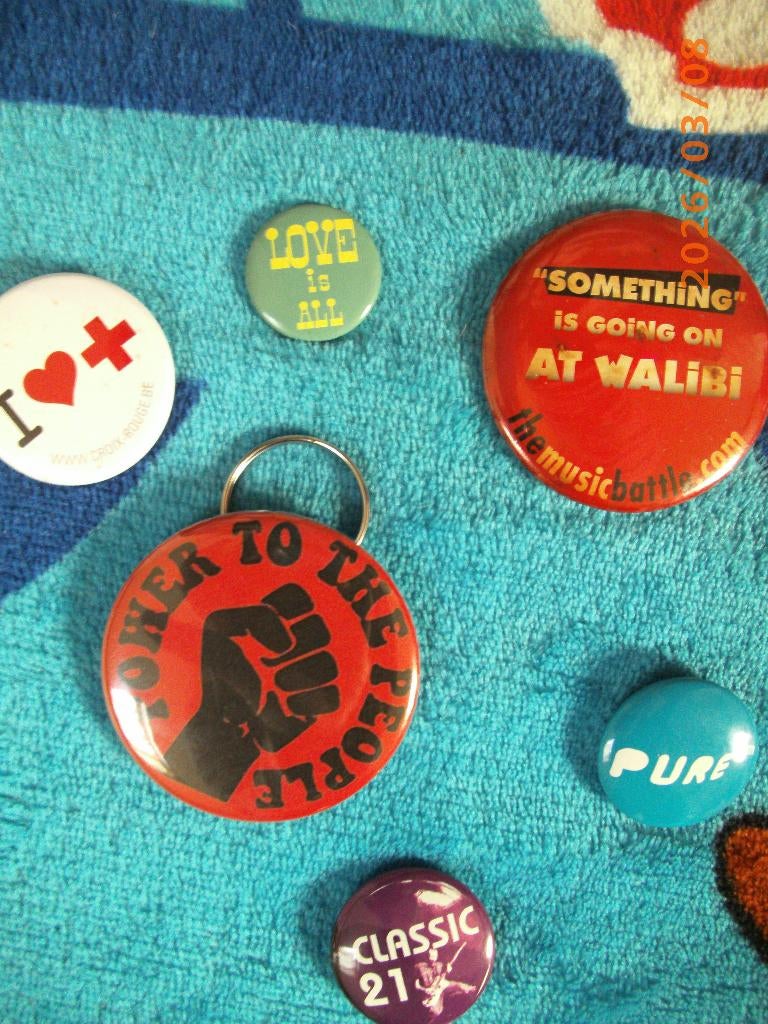 Badges a vendre, Collections, Broches, Pins & Badges, Enlèvement, Utilisé, Autres sujets/thèmes