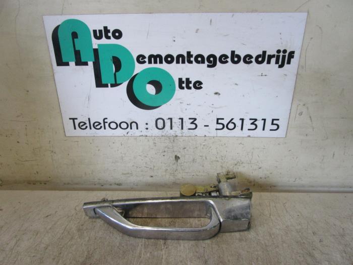 Poignée portière 4portes arrière droite d'un Mercedes 260, Autos : Pièces & Accessoires, Carrosserie & Tôlerie, Mercedes-Benz