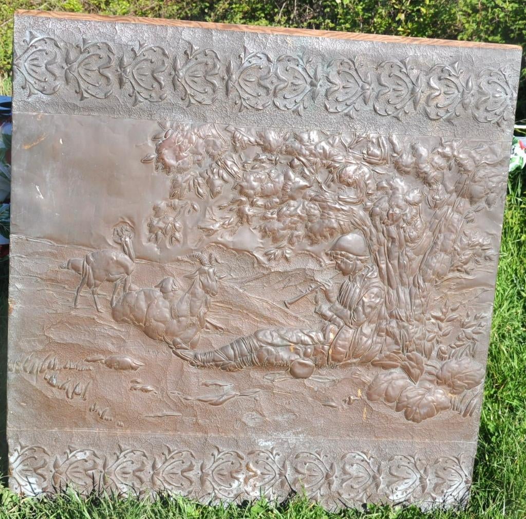 bas relief en cuivre sur plaque de bois gardien de chevres, Antiek en Kunst, Antiek | Brons en Koper, Ophalen, Koper