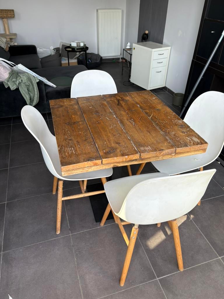Houten tafel met 4 witte stoelen, Ophalen, Zo goed als nieuw