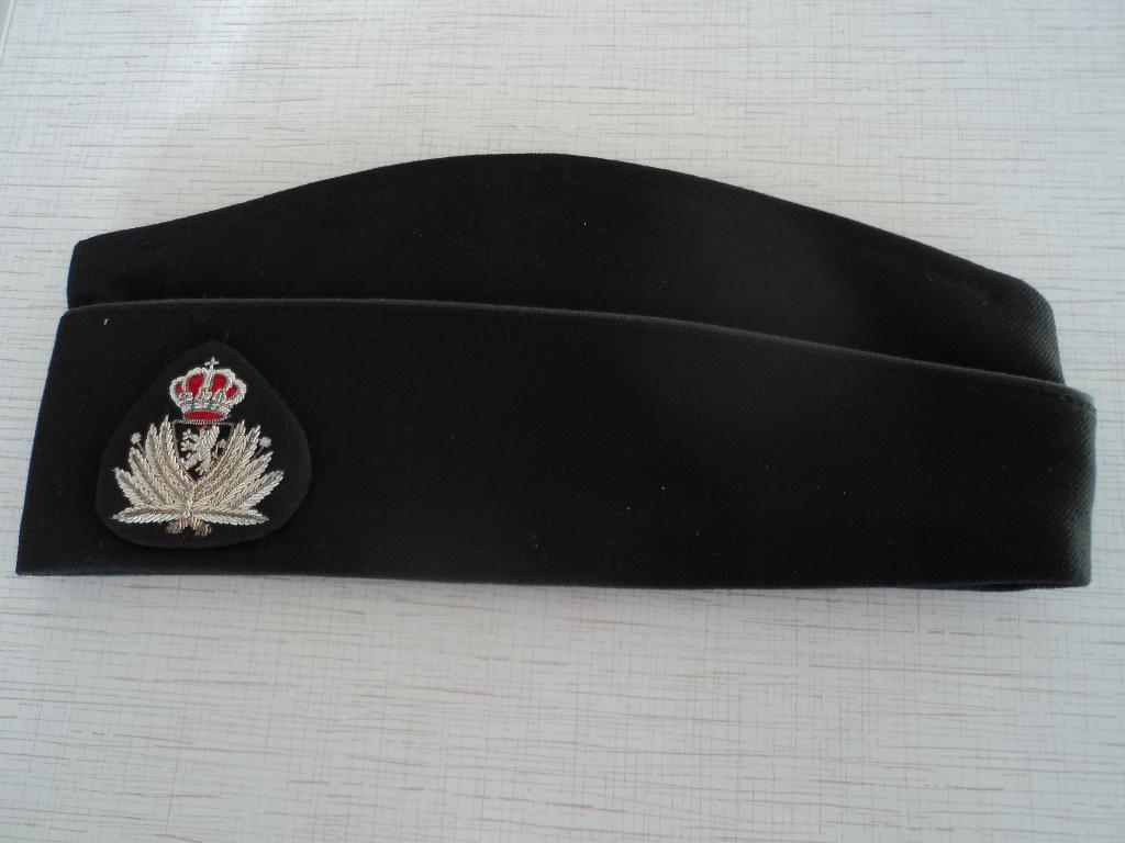 1 Politiemuts van de Medische Dienst  -met kenteken, Verzamelen, Militaria | Algemeen, Ophalen of Verzenden, Landmacht