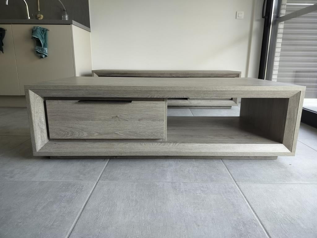 Table basse en bois gris, Enlèvement