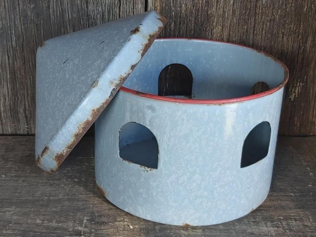 Oude emaille (voeder) bak met gaten en deksel, Enlèvement ou Envoi