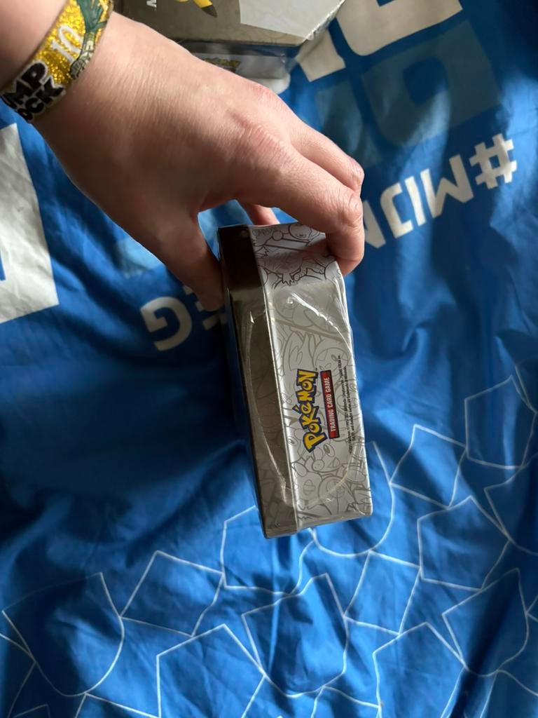 Pokemon celebrations sylveon big tin usa, Enlèvement ou Envoi, Neuf