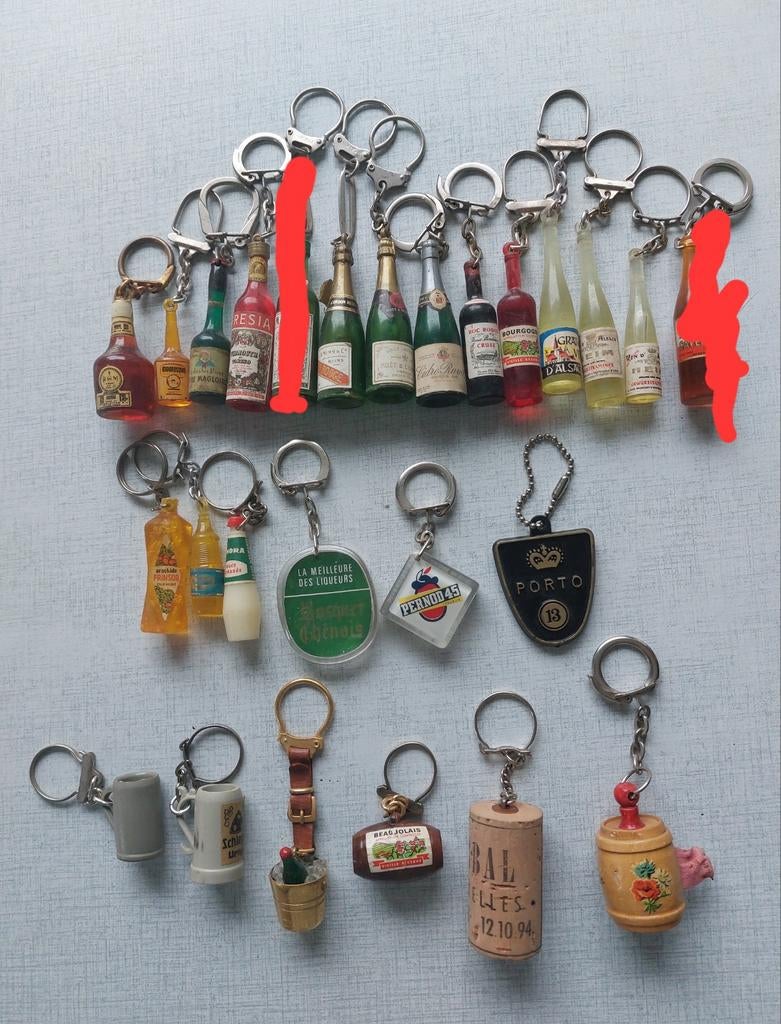 24 porte-clés bouteilles tonneaux chopes - ancien, Enlèvement ou Envoi, Comme neuf