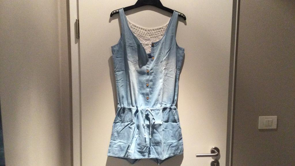 Lichte jeans jumpsuit met kant op de rug in maat 38, Kleding | Dames, Jumpsuits, Maat 38/40 (M), Blauw, Ophalen of Verzenden, Zo goed als nieuw