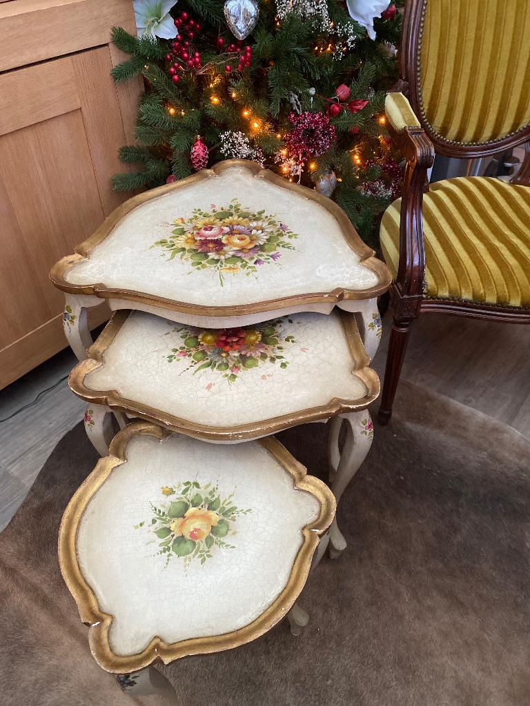 Vintage Italiaanse bijzettafels – handgeschilderd & stoel, Antiek en Kunst, Antiek | Keramiek en Aardewerk, Ophalen