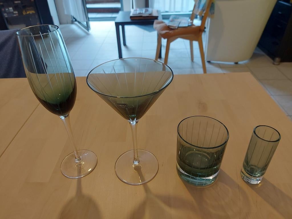 16 VERRES ASSORTIS PAR 4, Enlèvement, Comme neuf