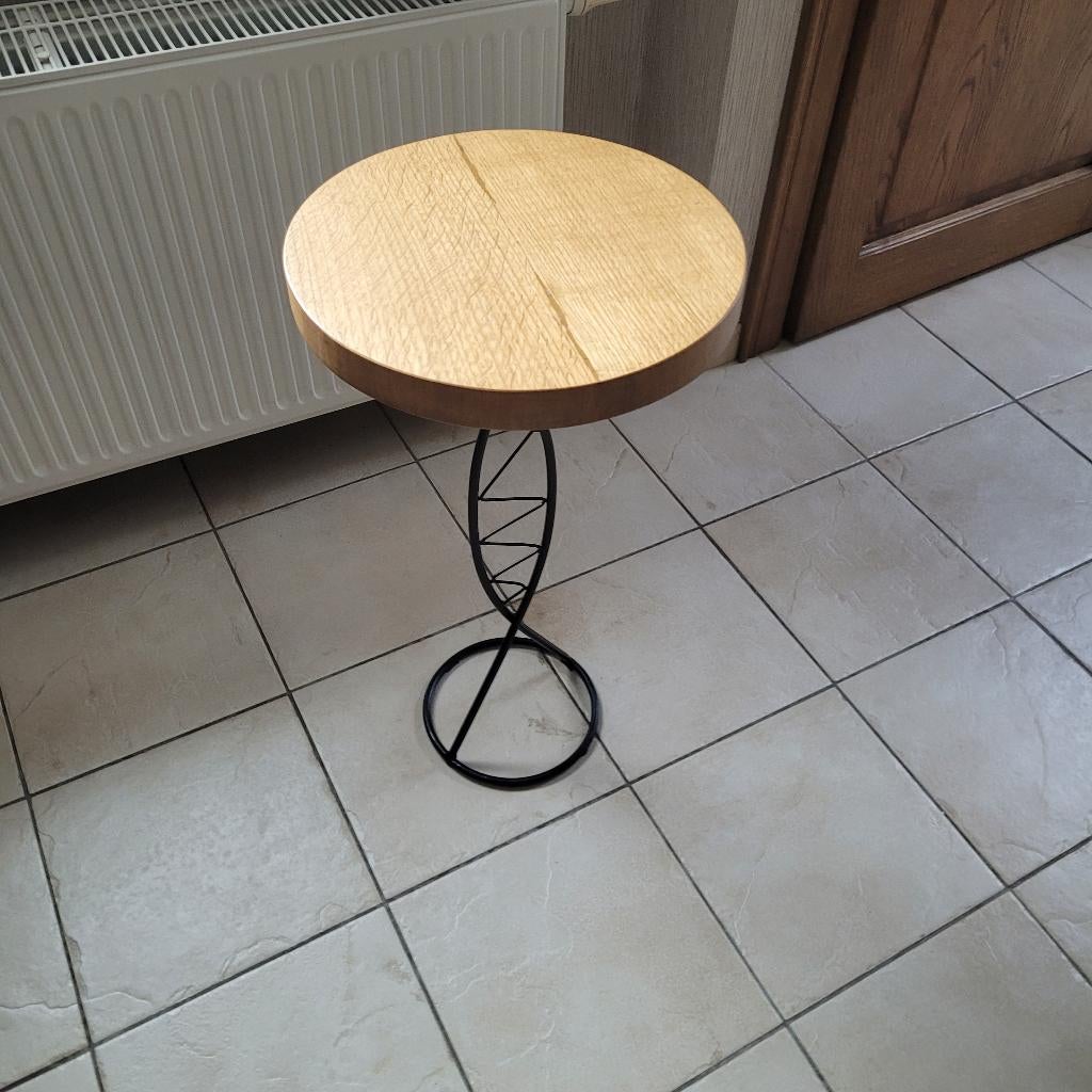 Petite table ronde, Enlèvement