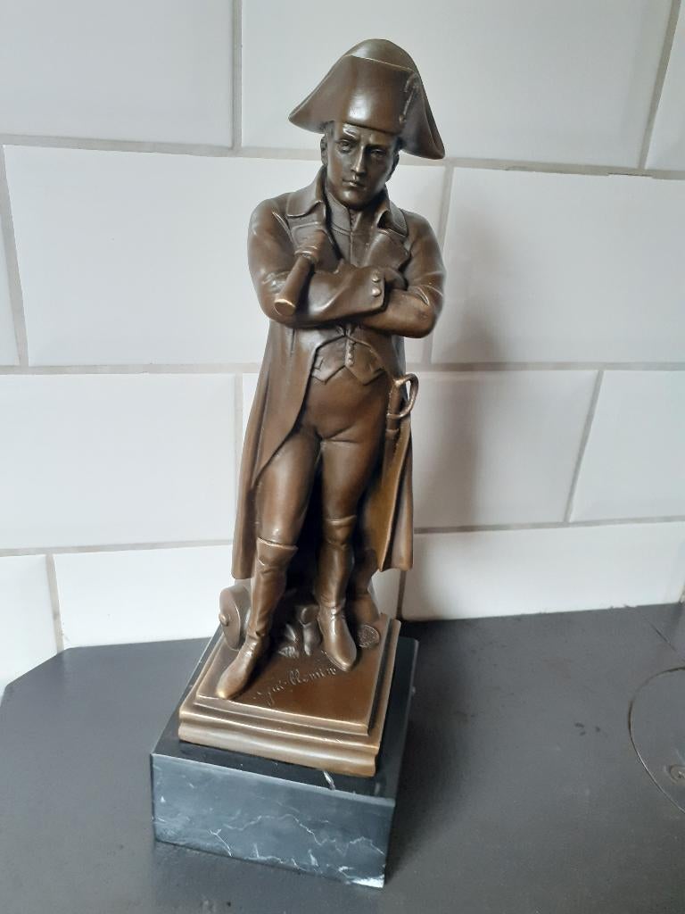 BRONZEN BEELD GESIGNEERD DOOR NAPOLEON OP MARMEREN SOKKEL, Antiek en Kunst, Ophalen of Verzenden, Brons