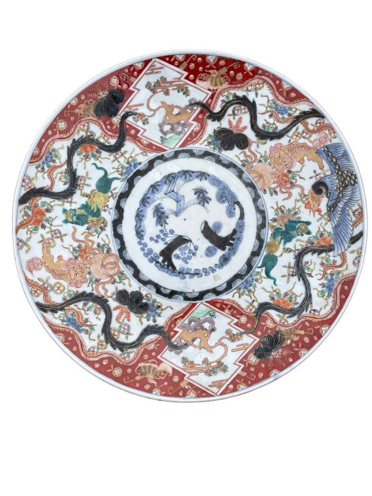 Grand plat Imari style Ko-Imari avec shishi et fleurs