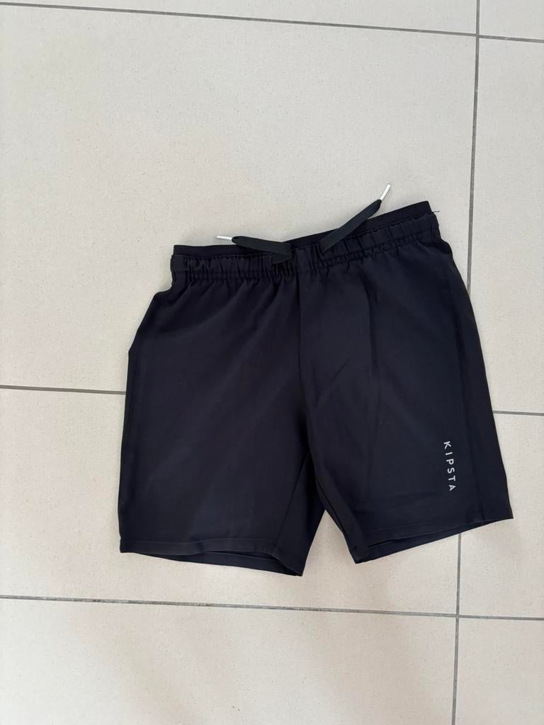 Kipsta zwarte short maat 8 jaar 125 - 132 cm, Gebruikt, Jongen of Meisje, Kipsta, Sport- of Zwemkleding