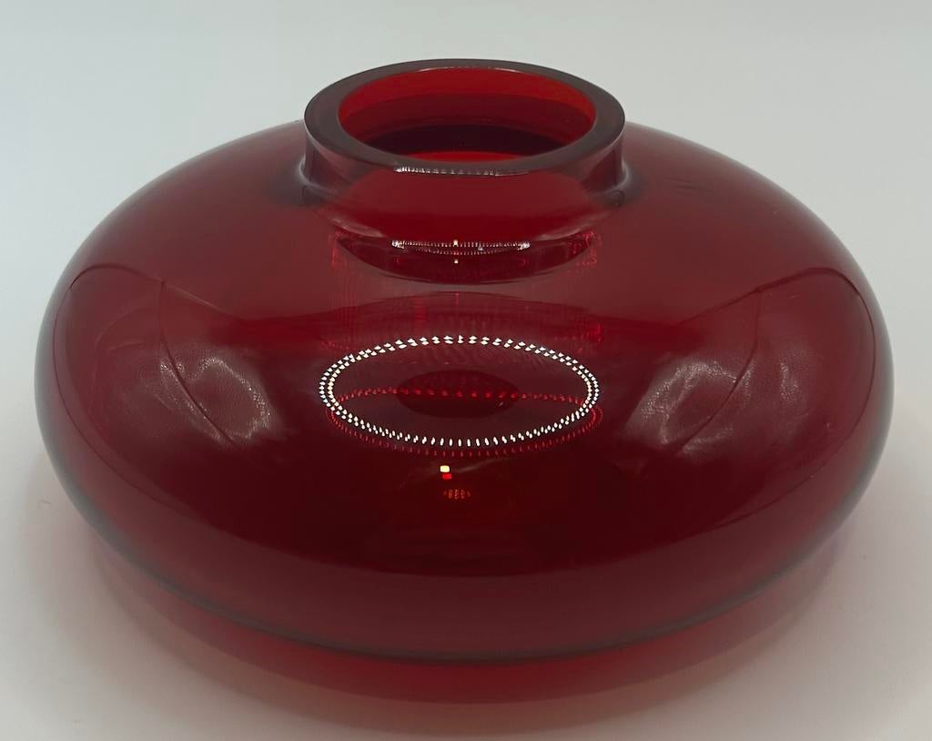 Murano plat vaasje in rood glas getekend “Cleto Munari”, Antiquités & Art, Enlèvement ou Envoi