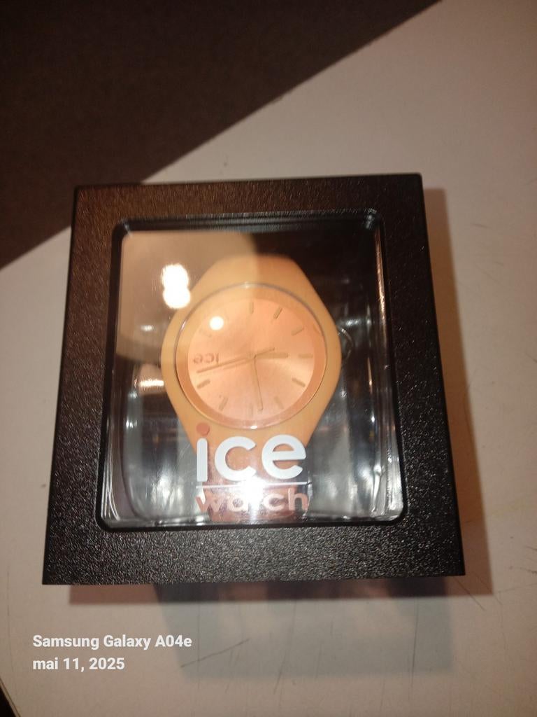 Montre swatch...idée cadeau, Handtassen en Accessoires, Horloges | Dames, Ophalen of Verzenden, Zo goed als nieuw, Swatch