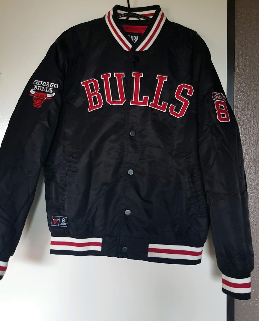 Veste NBA Chicago Bulls taille S, j'ai aussi celle-ci en XL, Enlèvement, Taille 56/58 (XL)
