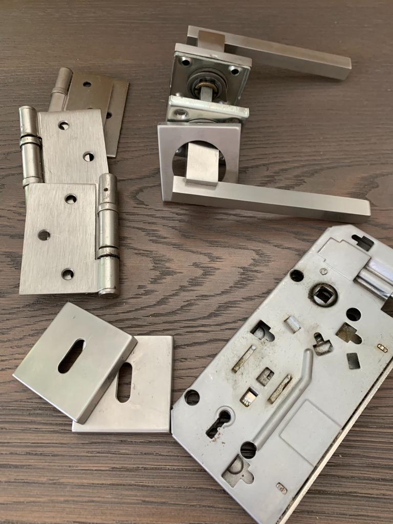 Set van 10 Deurklinken metaal met slot, scharnieren enz, Ophalen, Slot