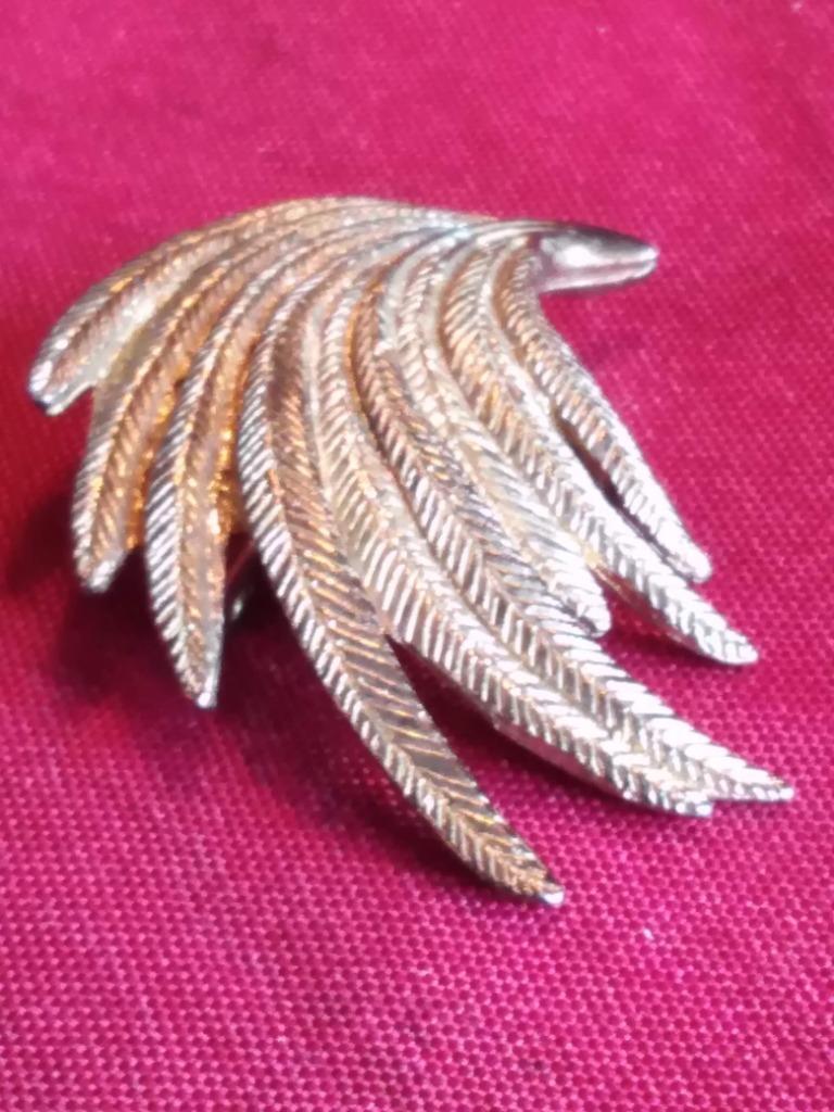 Ancienne broche en métal doré, Bijoux, Sacs & Beauté, Bijoux anciens, Enlèvement ou Envoi, Broche, Doré