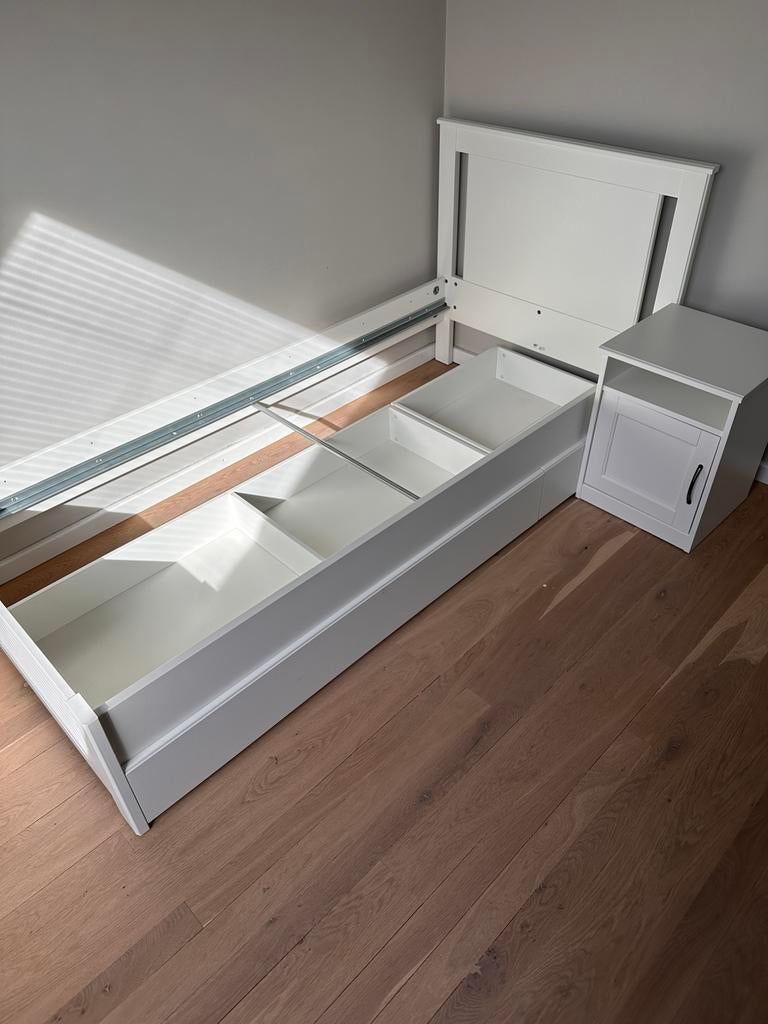 Bed SONGESAND 90x200 + nachtkastje + schuiven, Huis en Inrichting, Ophalen, Zo goed als nieuw