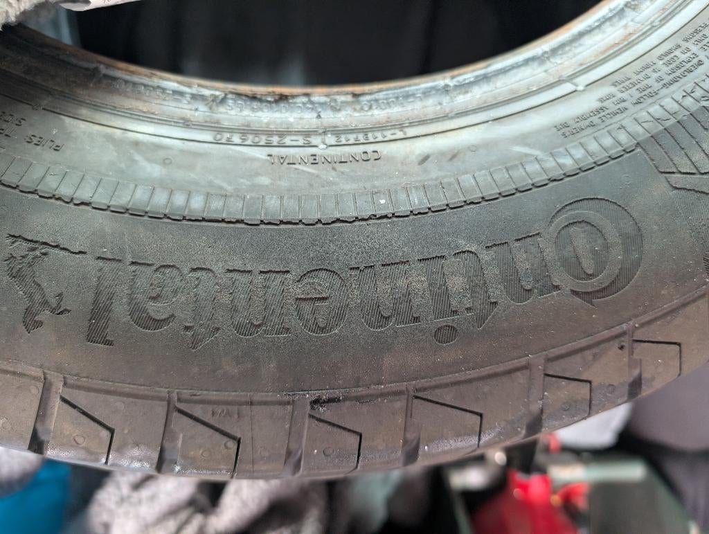 Continental 215/65 R16c, Neuf, 215 mm, 16 pouces, Pneus été