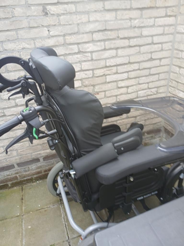 Spotprijs voor een dure als nieuwe Invacare Azalea zorgstoel, Diversen, Rolstoelen, Ophalen