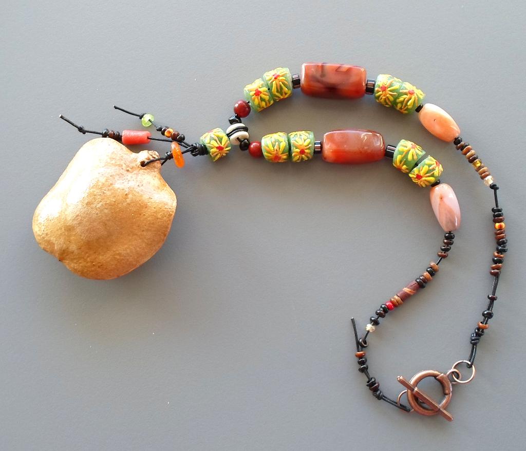 Etnische ketting in carneool en Afrikaanse glaspasta's, Nieuw, Ophalen of Verzenden, Steen of Mineraal, Met edelsteen