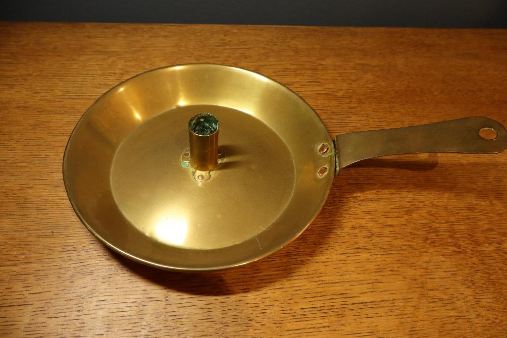 Antieke handkandelaar in messing, Antiek en Kunst, Ophalen of Verzenden, Overige materialen