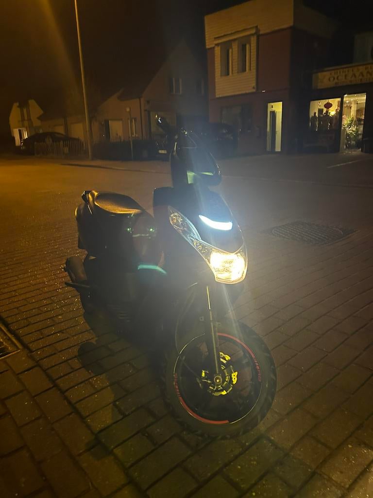 Verkoop kisbee rs a klasse peugeot, Fietsen en Brommers, Scooters | Piaggio, Gebruikt, Overige modellen, Klasse A (25 km/u), Ophalen