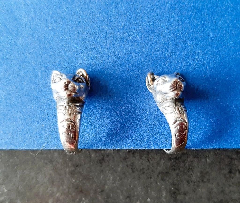 Te Koop: Leuke antiek zilveren Sphynx Head-oorbelletjes., Ophalen, Zo goed als nieuw, Knopjes of Stekers, Zilver