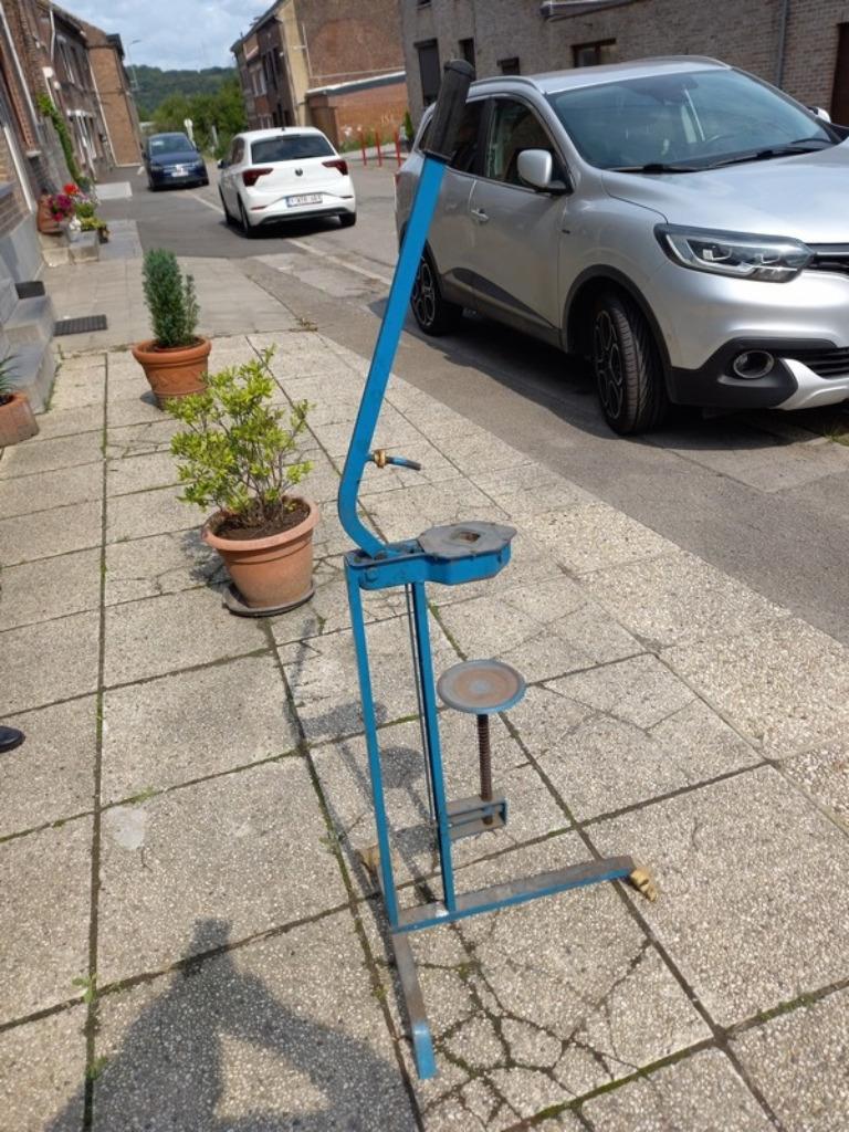bouchonneuse , machine pour mettre un bouchon sur bouteille, Antiquités & Art, Enlèvement