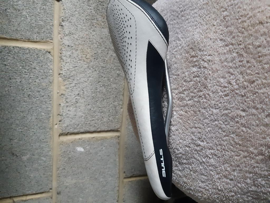 Selle velo cuir renforcee + porté gourde même couleur et mar, Enlèvement, Selle