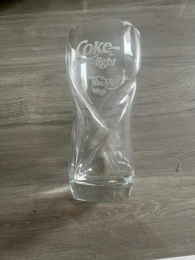 Coca cola light gedraaid glas 14cm, Verzamelen, Ophalen of Verzenden, Gebruikt, Frisdrankglas