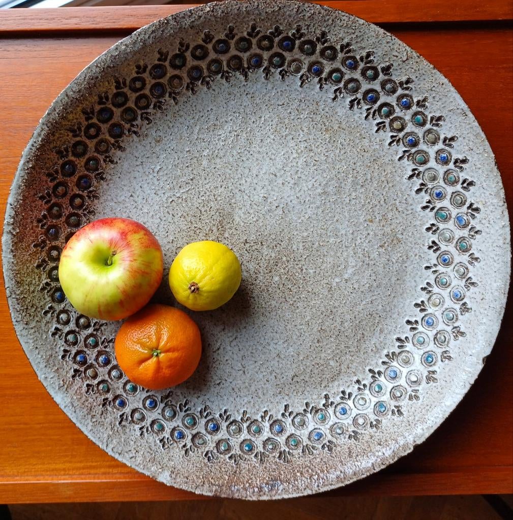 Grande assiette en céramique. Marie-Henriette Bataille. Dour, Enlèvement ou Envoi