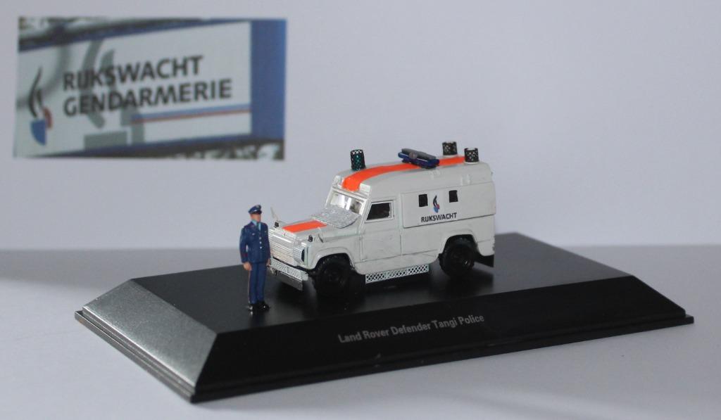 RIJKSWACHT LAND ROVER DEFENDER TANGI + FIGUUR + PLEXI  1/87, Verzamelen, Verzenden, Rijkswacht, Miniatuur of Beeldje