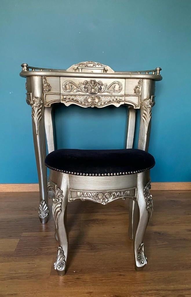 Coiffeuse et tabouret en argent, Enlèvement