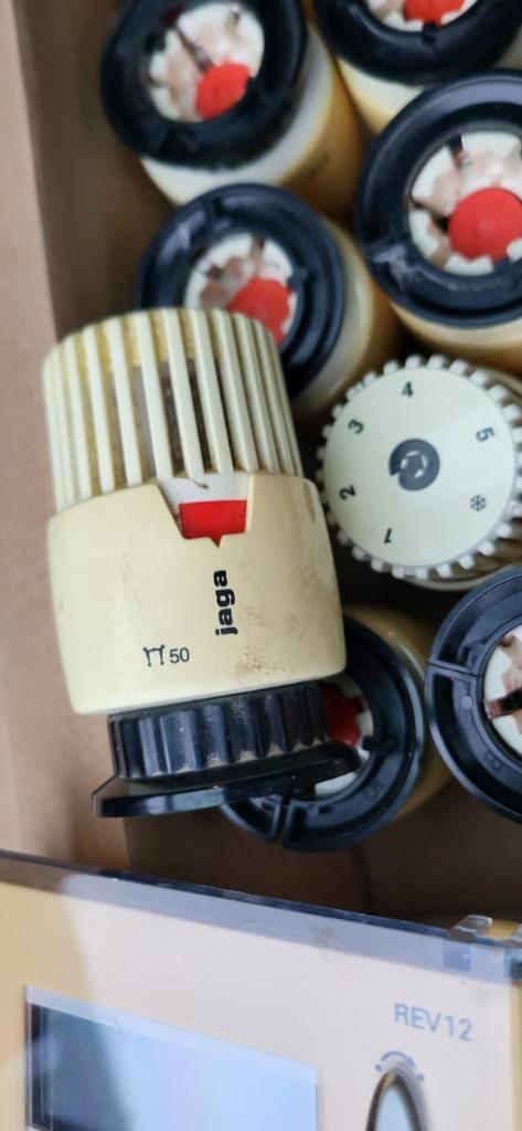 Lot de têtes thermostatiques Jaga + Thermostat Siemens, Bricolage & Construction, Chauffage & Radiateurs, Enlèvement, Thermostat