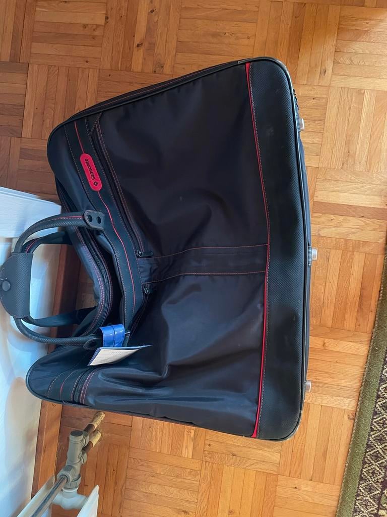 Samsonite reistas, Enlèvement, Comme neuf