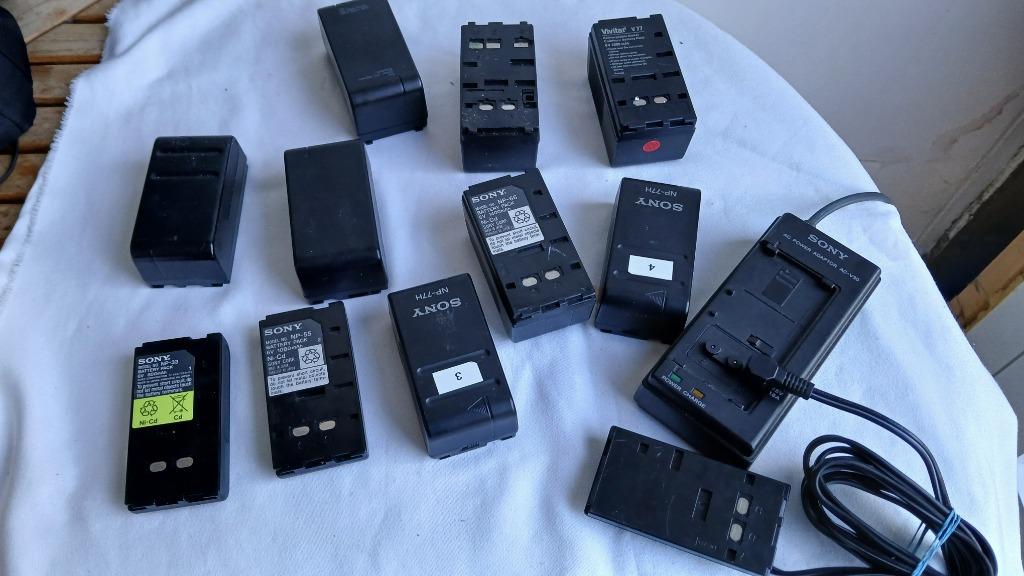 lot de 10 batterie sony pour camera + chargeur, TV, Hi-fi & Vidéo, Chargeurs, Utilisé, Enlèvement ou Envoi