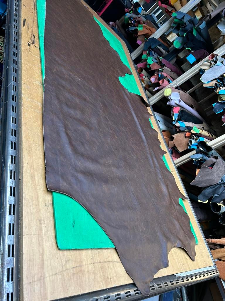 Bruin camo halve huid 1.3-1,4 mm dikte soepel mooi leer A-5, Hobby en Vrije tijd, Ophalen of Verzenden, Zo goed als nieuw, Bruin