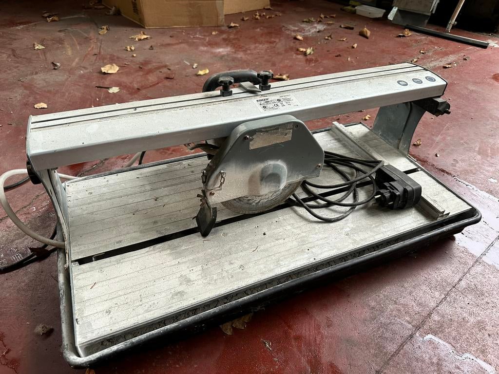 Machine de découpe de carreaux refroidie à l'eau, Bricolage & Construction, Outillage | Scies mécaniques, Enlèvement, Utilisé