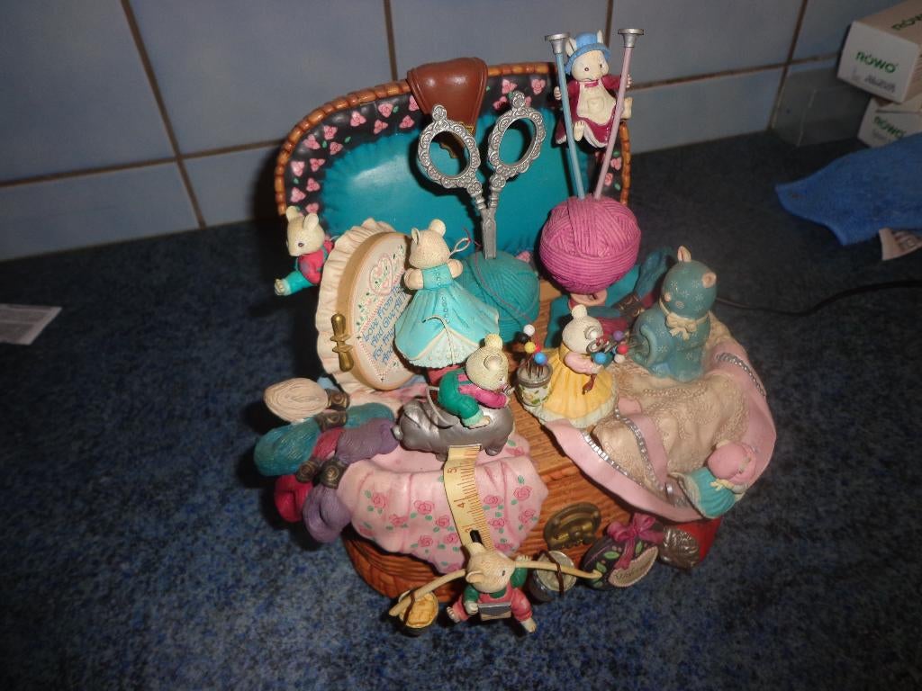 Oude enesco muziekdoos met muisjes, Enlèvement ou Envoi