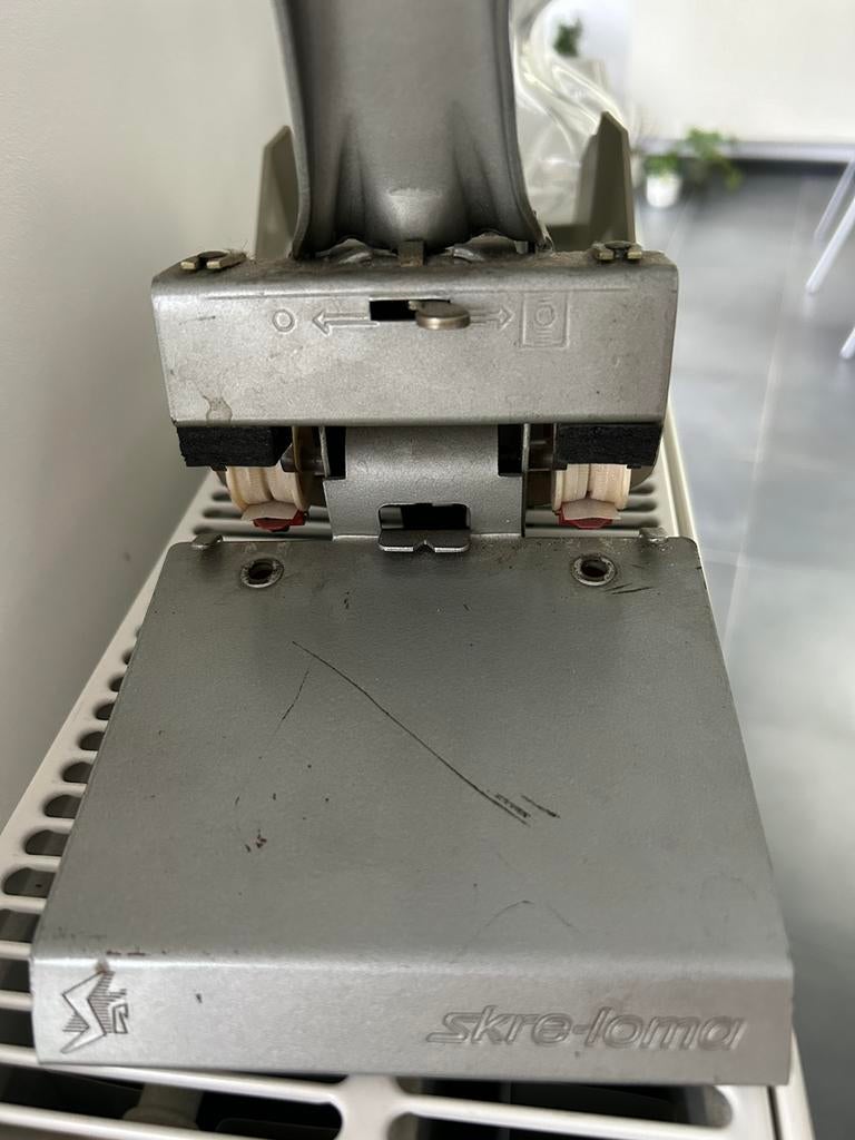 Machine à faire des œillets marque Skre-loma, Utilisé