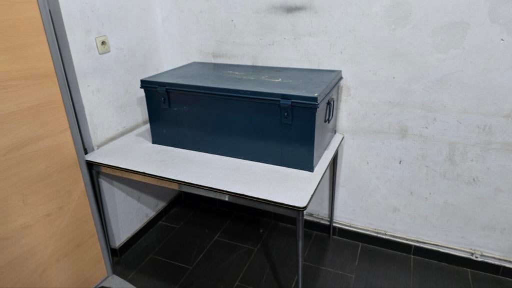 ancien coffre en métal solide dimensions 90x40x50cm, Maison & Meubles