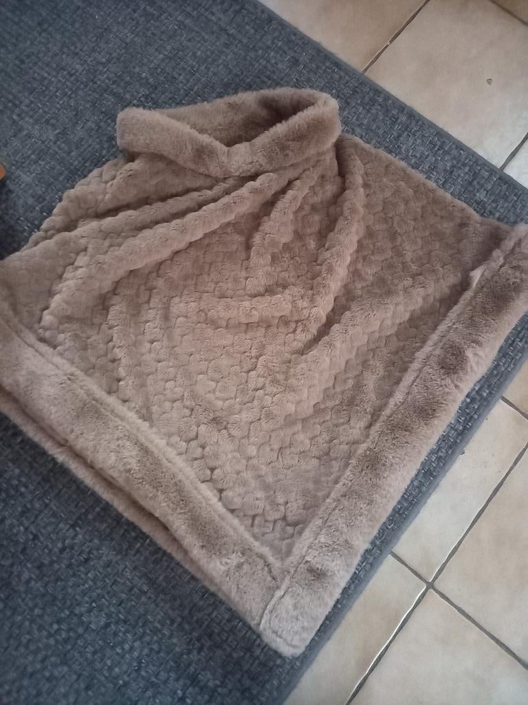 Superzachte poncho voor volwassen dames., Ophalen of Verzenden, Zo goed als nieuw
