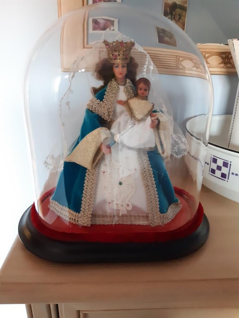 Mariabeeld met kind onder stolp., Ophalen