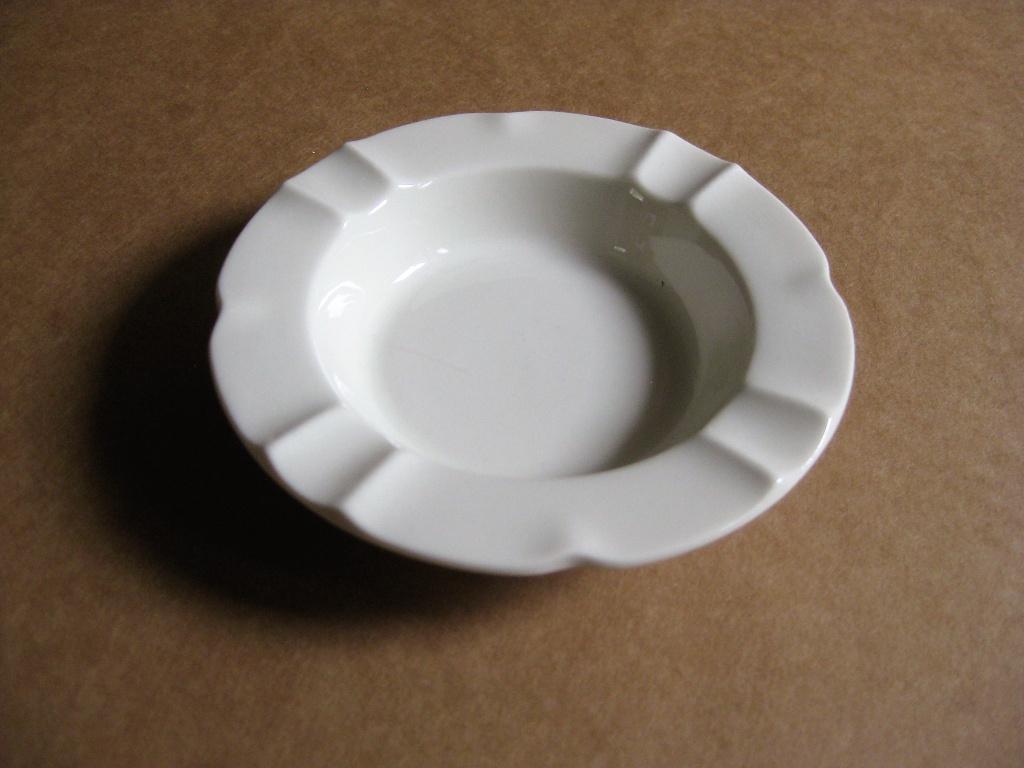 ✅ Porseleinen asbak P. Regout & Co Maastricht, Antiek en Kunst, Antiek | Porselein, Ophalen of Verzenden