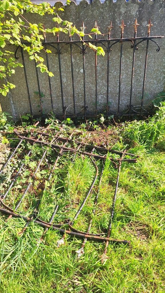 Oud smeedwerk, deels restaureerbaar, Ophalen